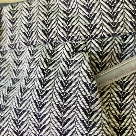 Banana Republic 5" Tailored Black & White Chevron Patterned Shorts (Size 4) - Picture 3 of 12